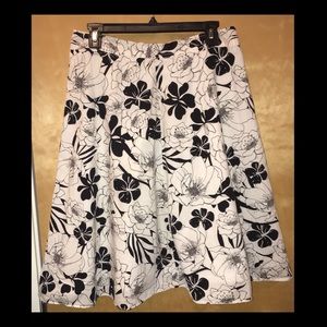 ➡️3/$10⬅️ Tommy Hilfiger floral skirt